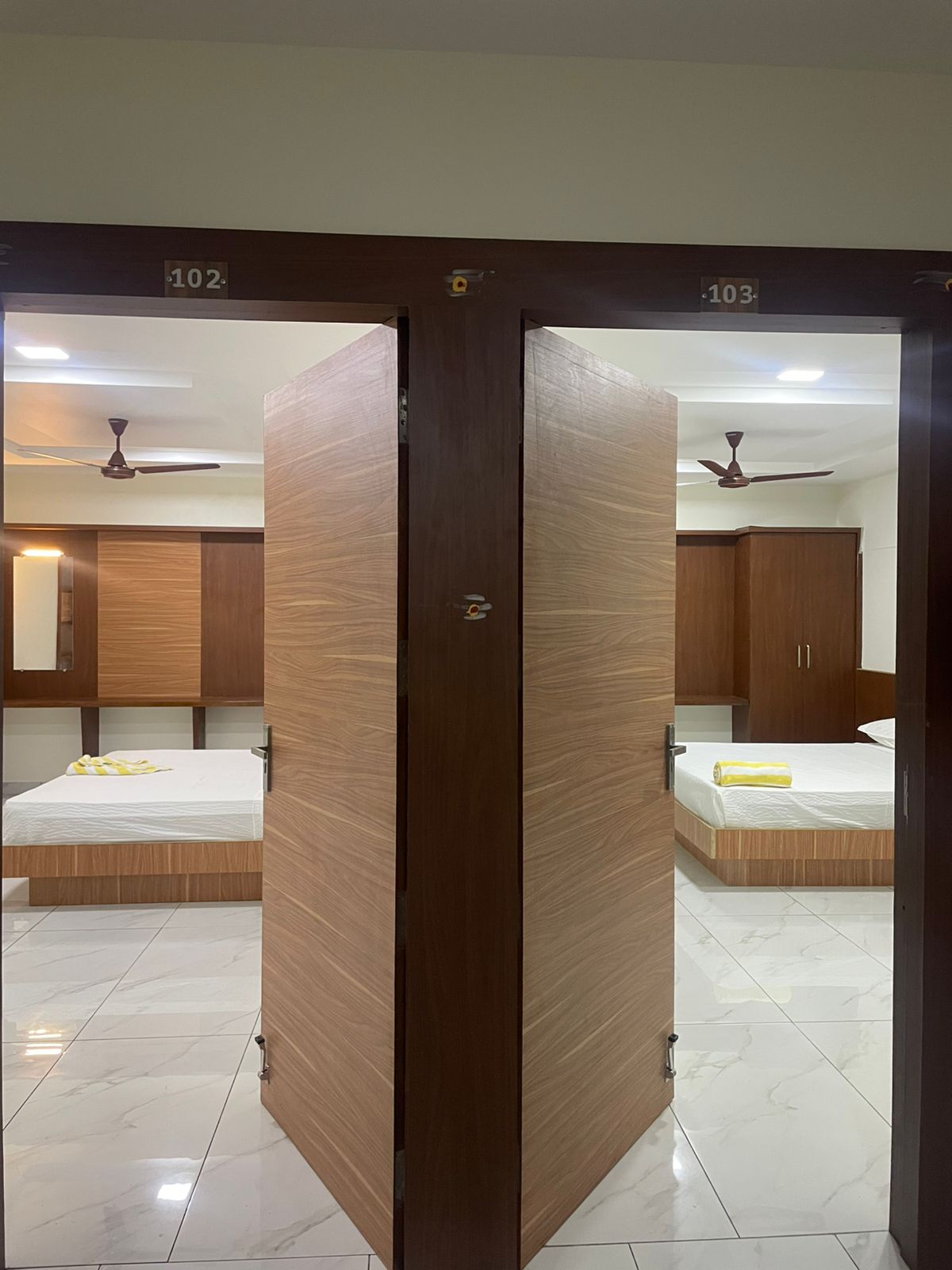 Hotel room with modern amenities, including a flat-screen TV and comfortable seating area.